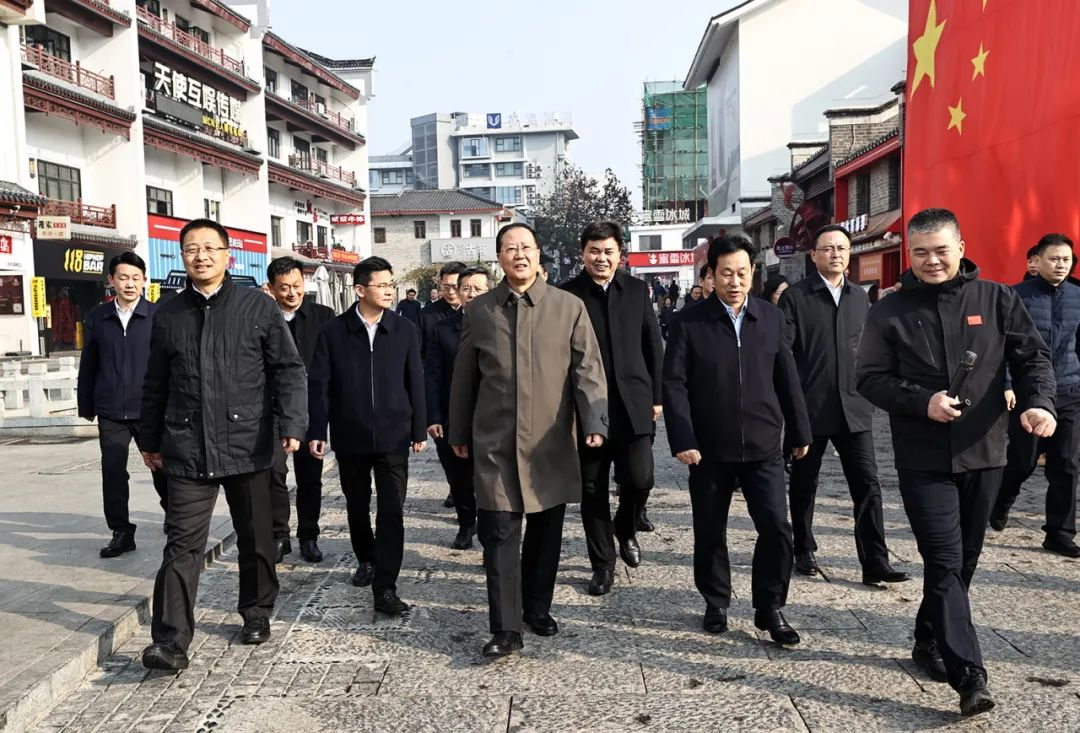 O vice-secretário e governador do Comitê Provincial do Partido de Hunan, Mao Weiming, e sua comitiva visitaram a Zhongke Electric para investigação.