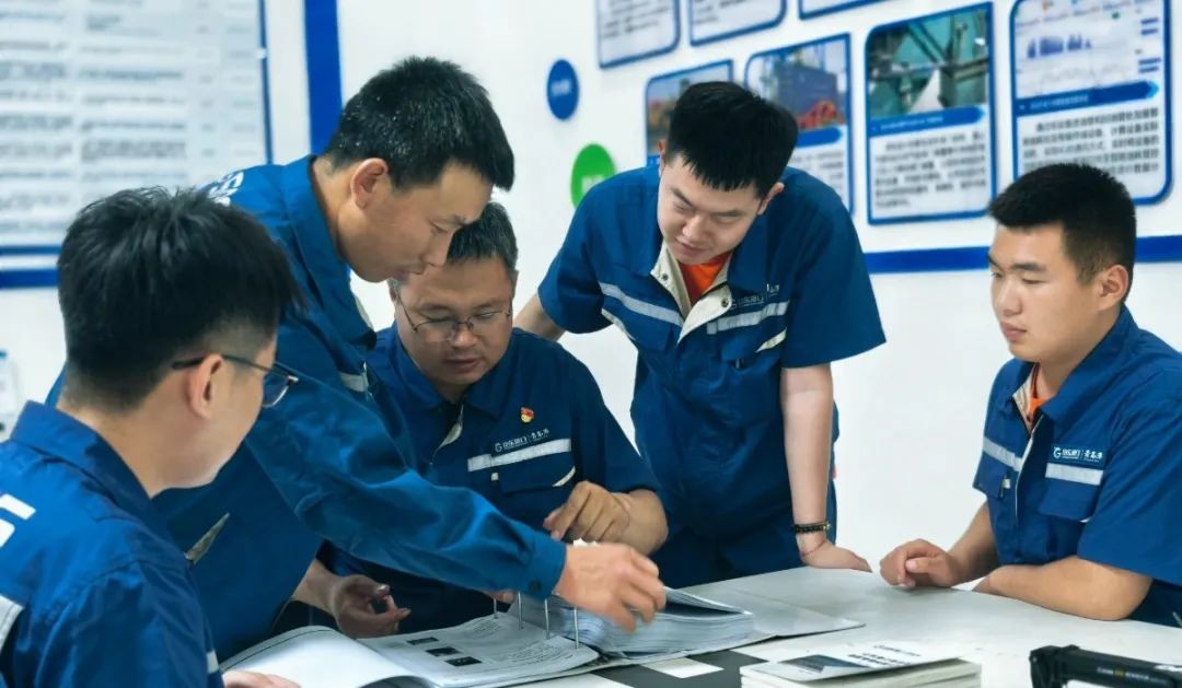 Sr.Song (Esquerda 3) com seus colegas discutindo a possibilidade da solu&ccedil;&atilde;o em uma reuni&atilde;o.